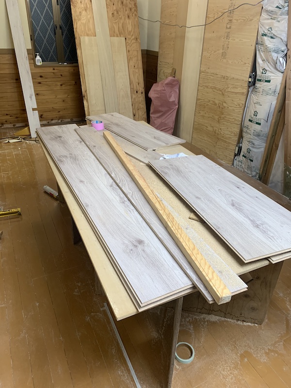 重ね張り工法でフローリングを施工中の様子