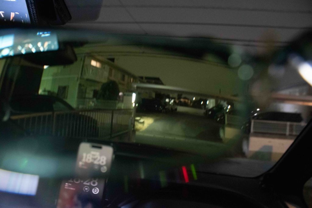 オールドライブレンズを通して、LED照明を見ている図