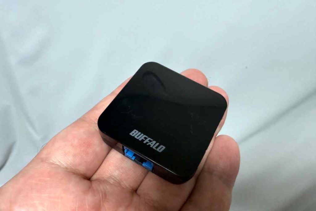手のひらサイズの小型WiFiルーターwmr-433w2の大きさ比較