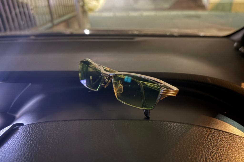 ダッシュボードに置かれたオールドライブレンズ