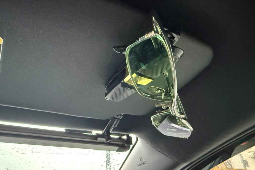 車のサンバイザーにつけたオールドライブレンズの眼鏡