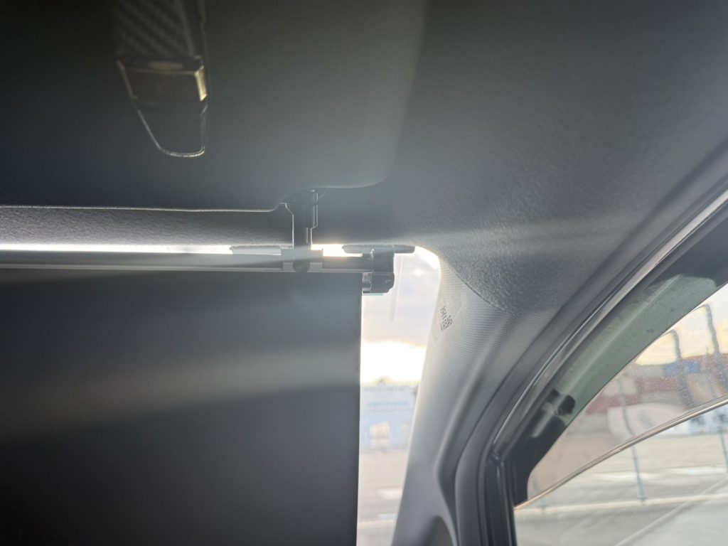 シンシェードの隙間から日差しが入っている様子