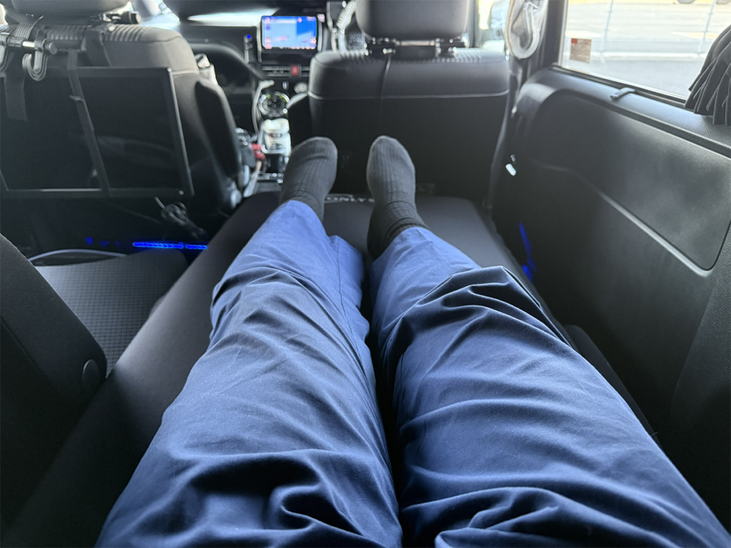 オンリースタイル 車中泊専用マットで快適に寝る様子