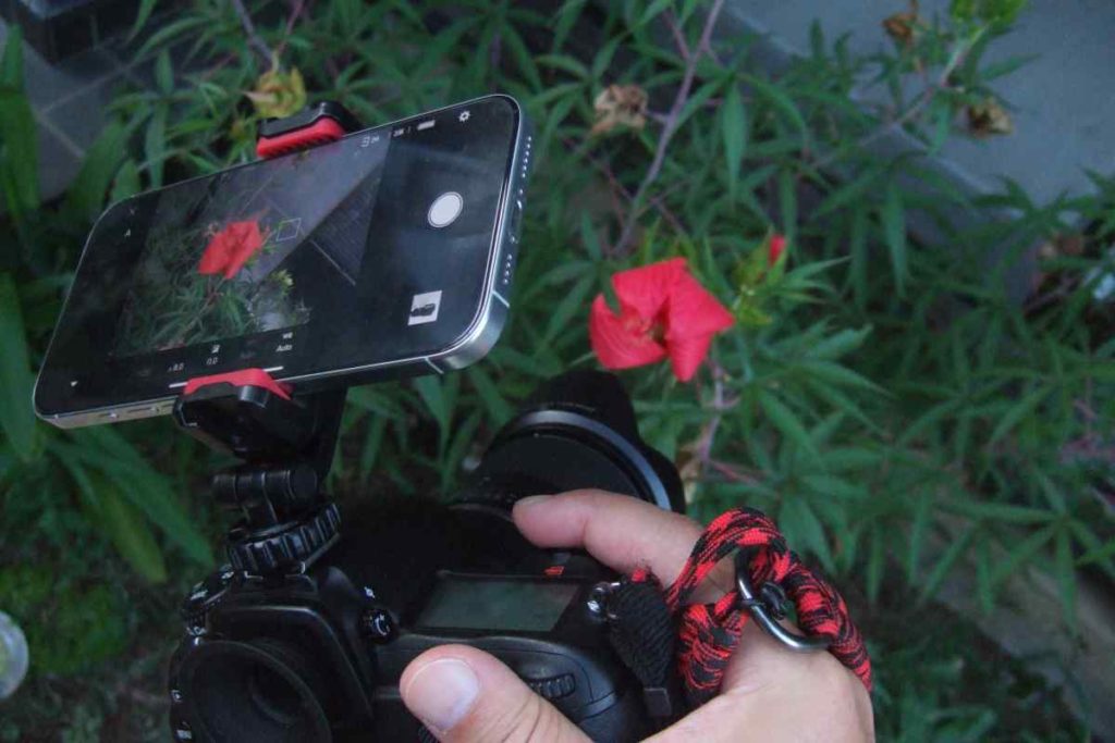 Ulanzi ST-06Sを使って屋外撮影する様子