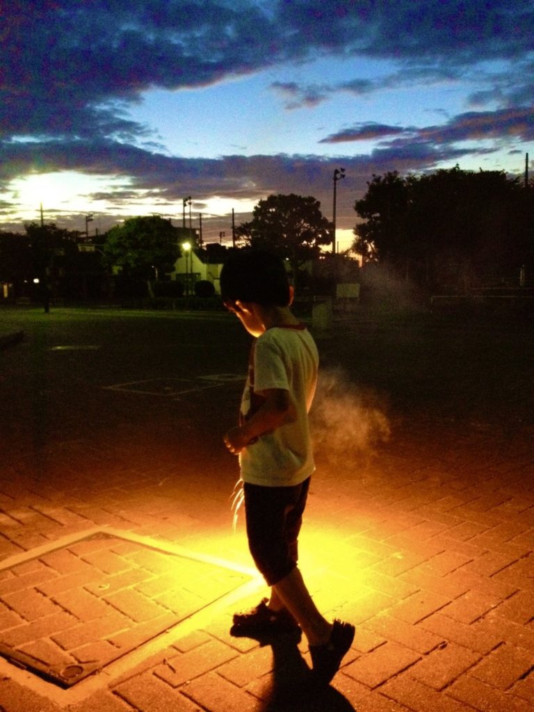 FinePix F10で撮影した花火と子ども|暗所でも鮮明に描写