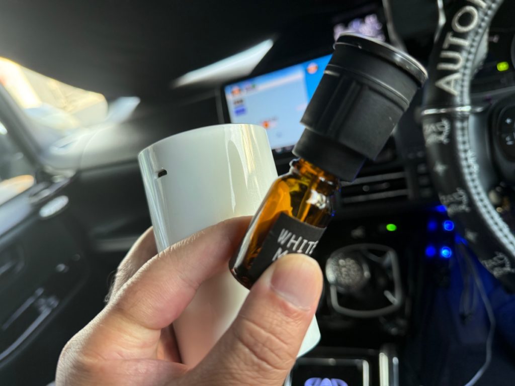 ネブライザー式にアロマボトルを装着している図