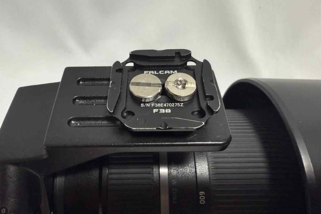 旧型Ulanzi F38トッププレートを2本のネジで三脚座に固定した様子