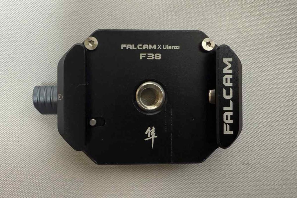 Ulanzi F38ボトムプレート 2270モデルの外観（正面）