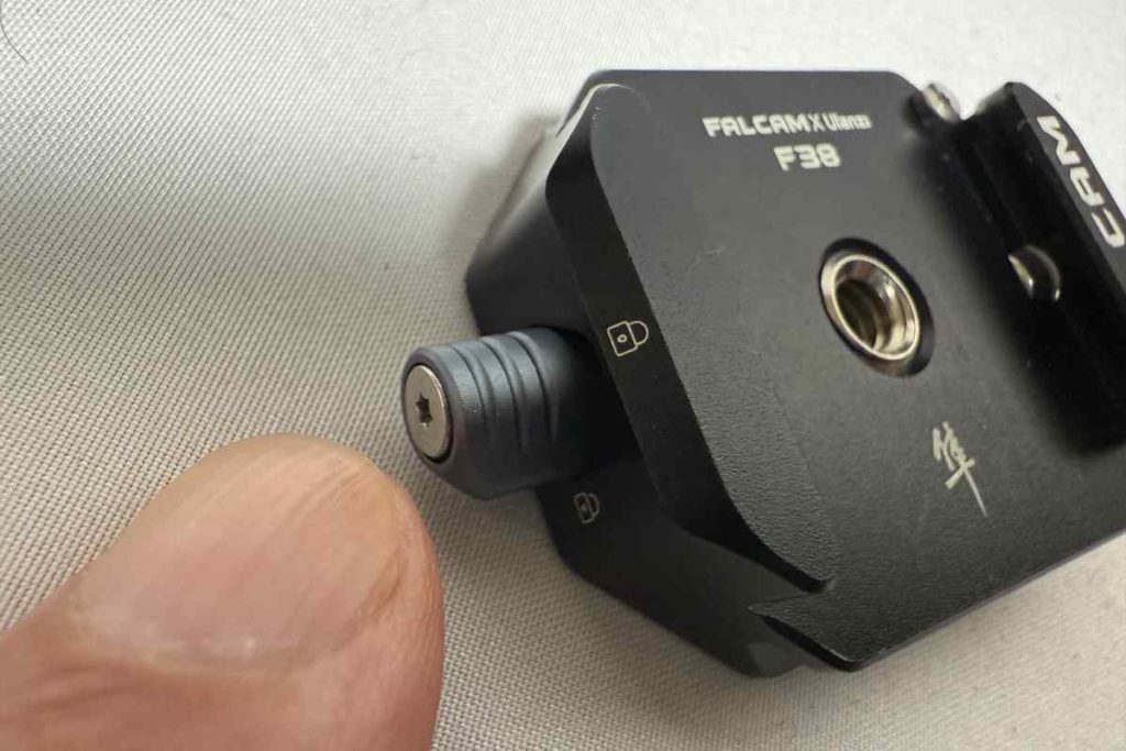 Ulanzi F38ボトムプレートのロックボタン部分（旧型）