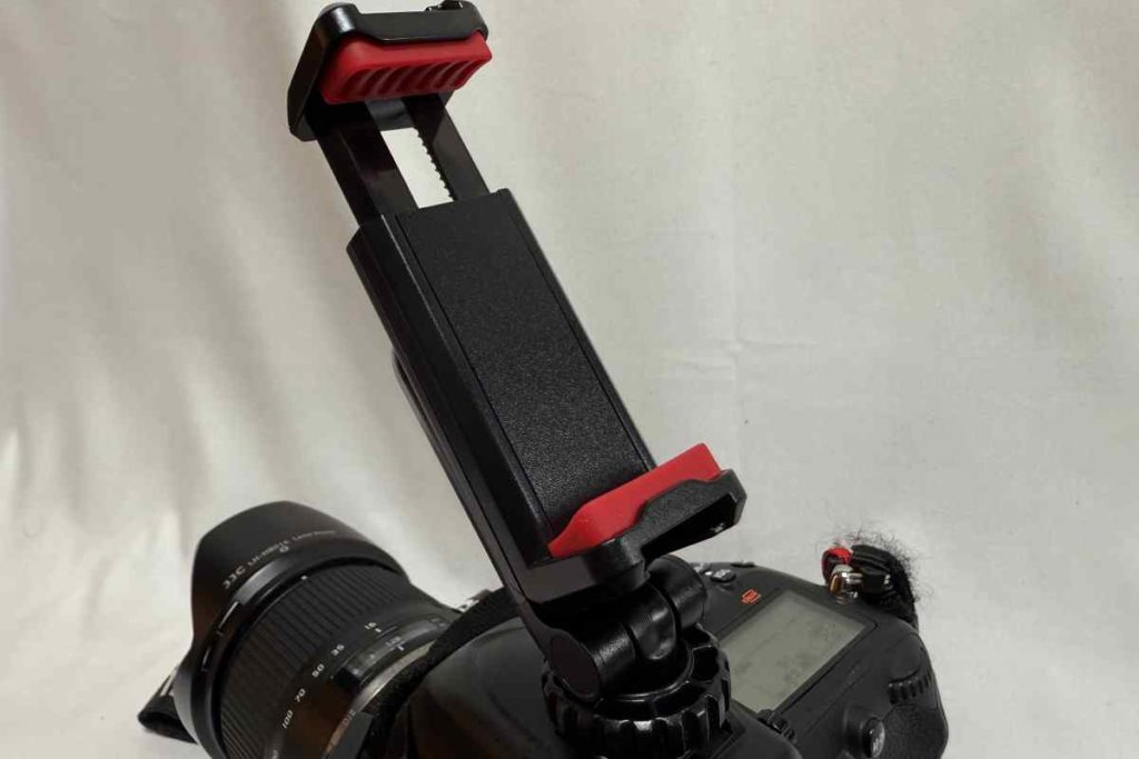 Ulanzi ST-06Sをカメラのホットシューに装着した様子